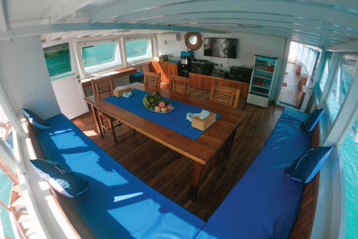 Luxury Yacht Charter Etiquette: Navigating Labuan Bajo in Style