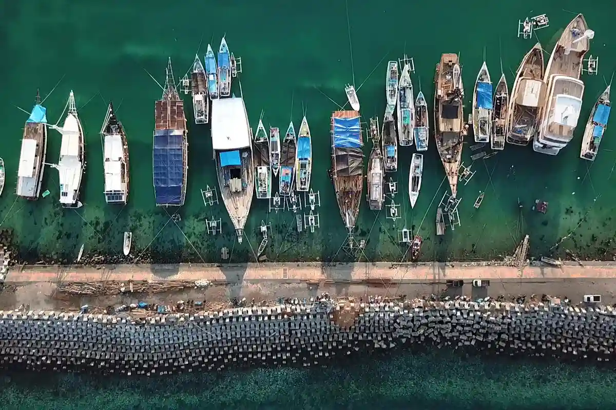 Booking a Labuan Bajo Yacht: Direct Online vs Local Agent