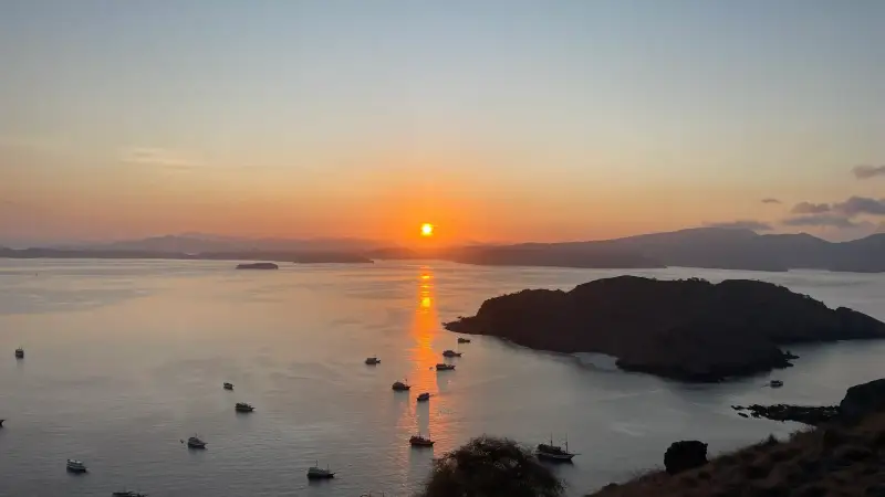 Low sun over the islands and anchored boats near Padar